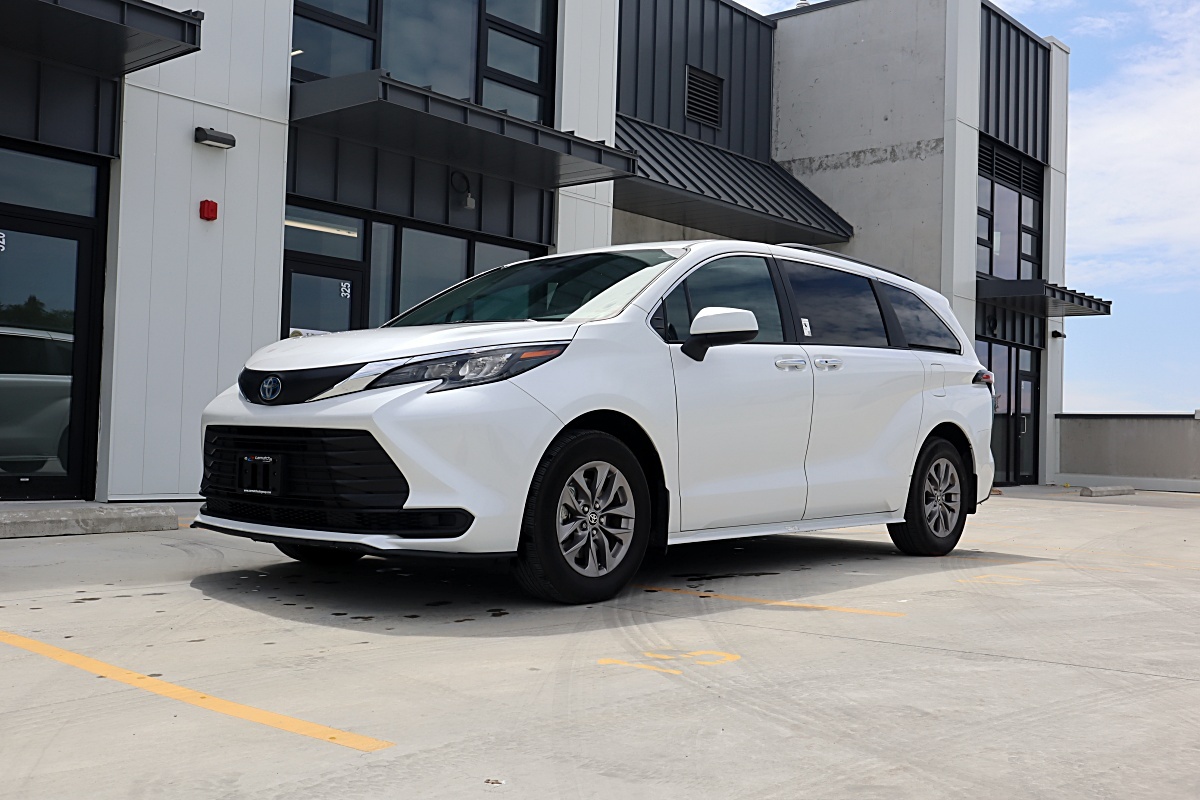 2025 Toyota Sienna XLE 8-Passenger FWD