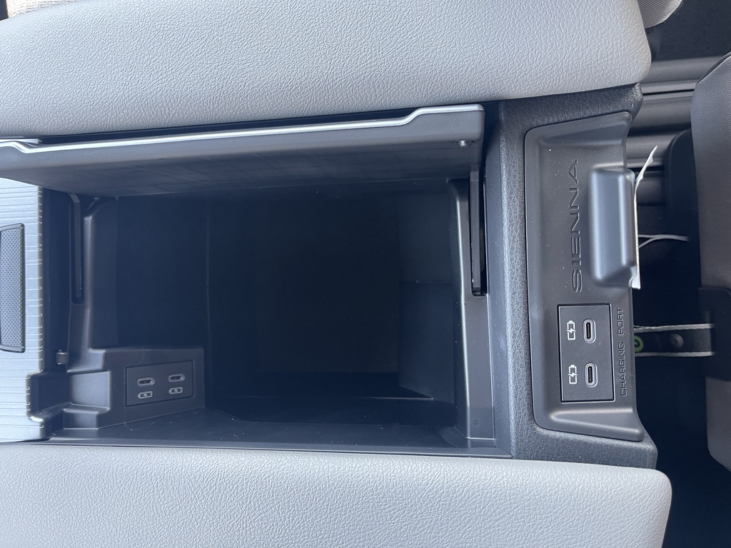 2025 Toyota Sienna LE 8-Passenger, Toronto, Cash