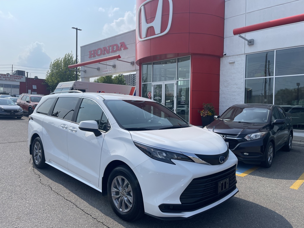 2025 Toyota Sienna LE 8-Passenger, Toronto, Cash