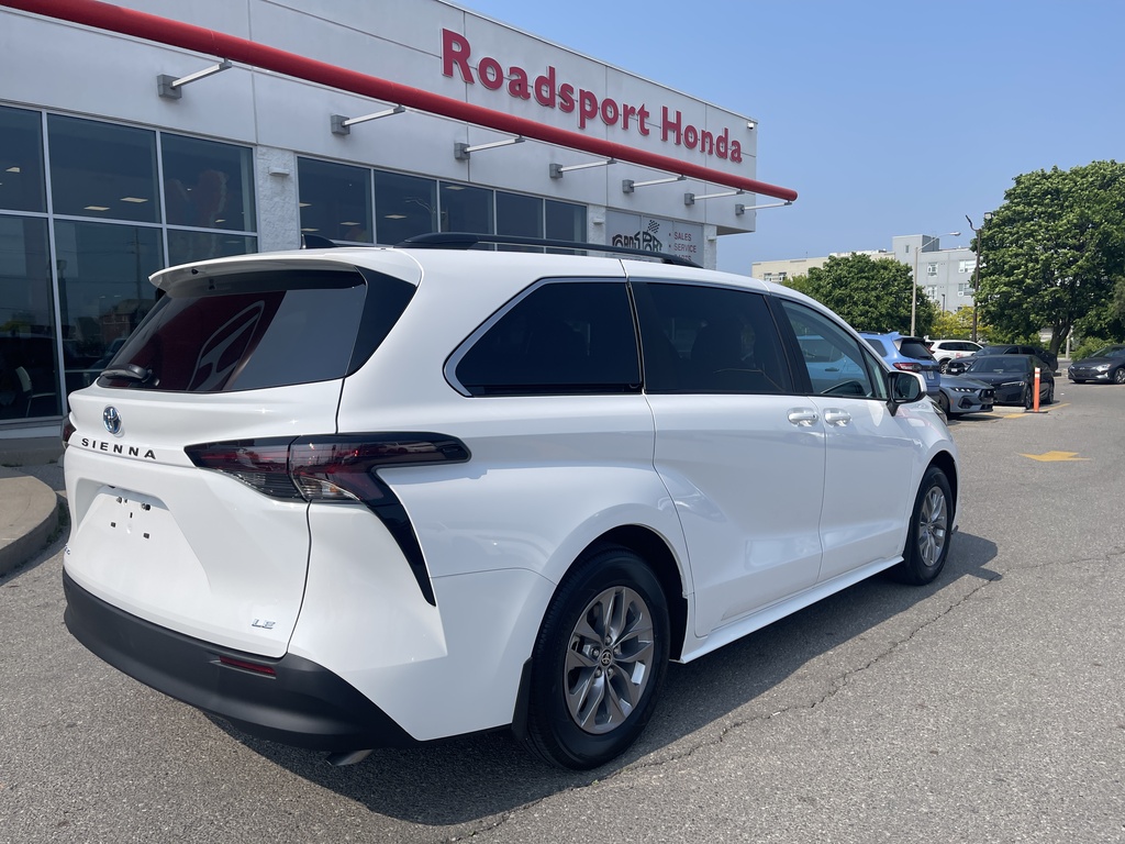 2025 Toyota Sienna LE 8-Passenger, Toronto, Cash