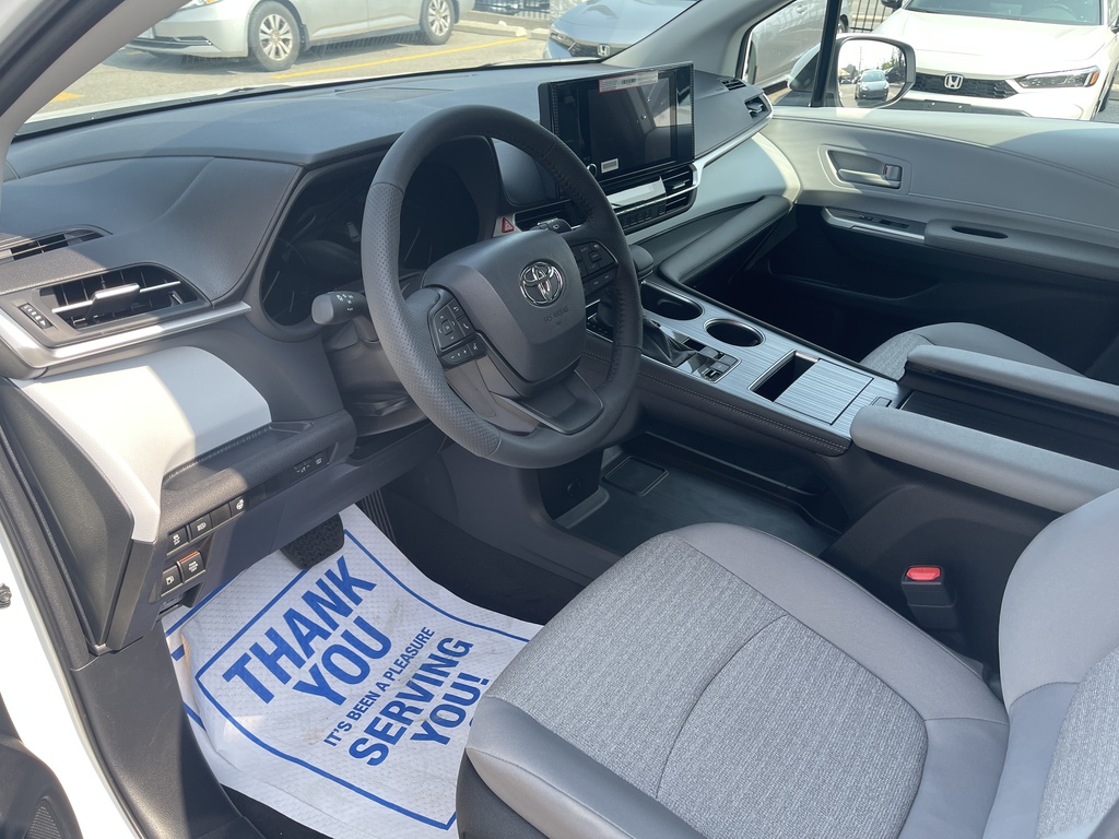2025 Toyota Sienna LE 8-Passenger, Toronto, Cash