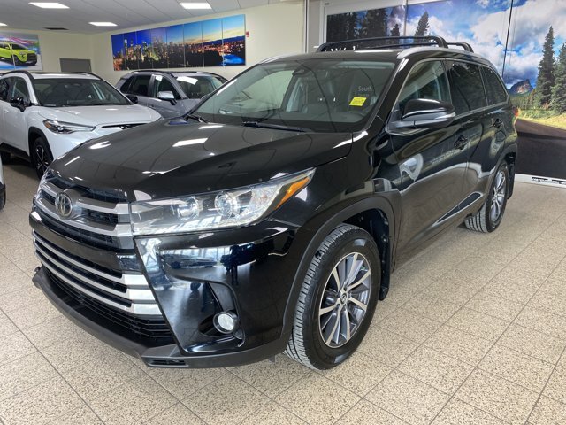 2017 Toyota Highlander XLE AWD | 8 Pass | Tow Hitch | WNTR Wheels