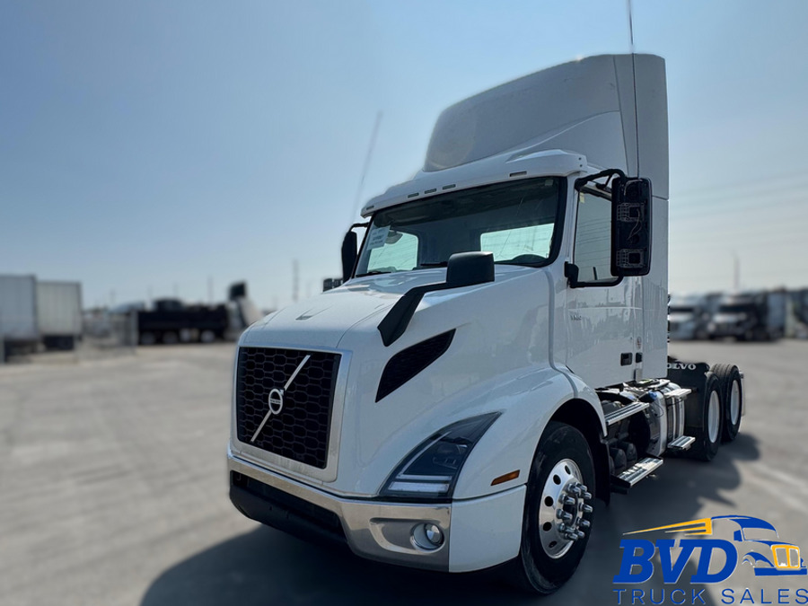 2023 Volvo VNR 