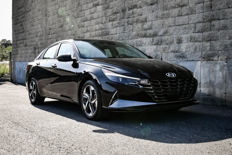 2023 Hyundai Elantra Luxury w/Two-Tone  • SUNROOF • NAV • LEATHER