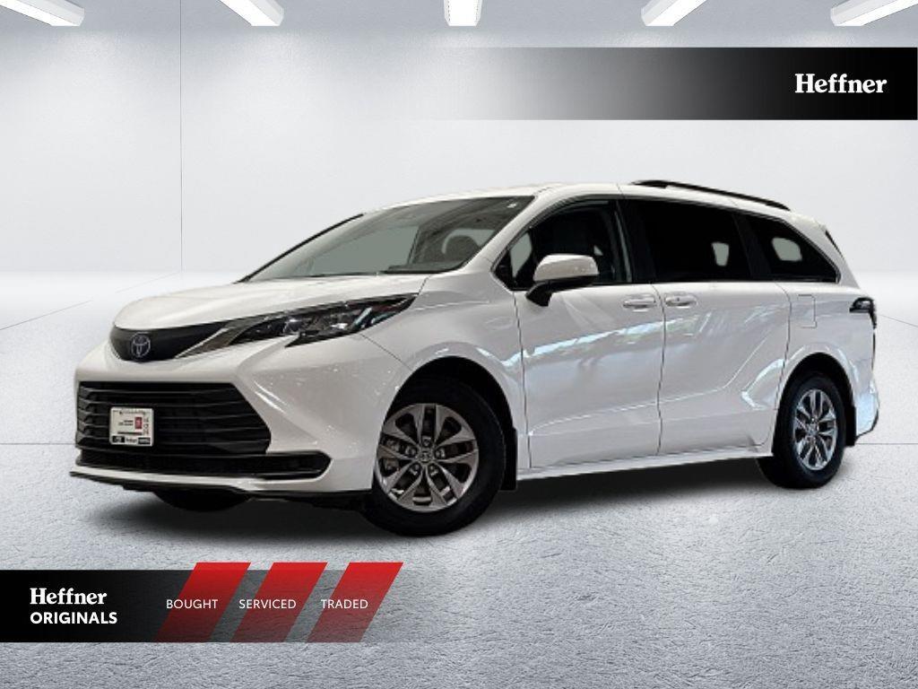 2022 Toyota Sienna LE 8-Passenger