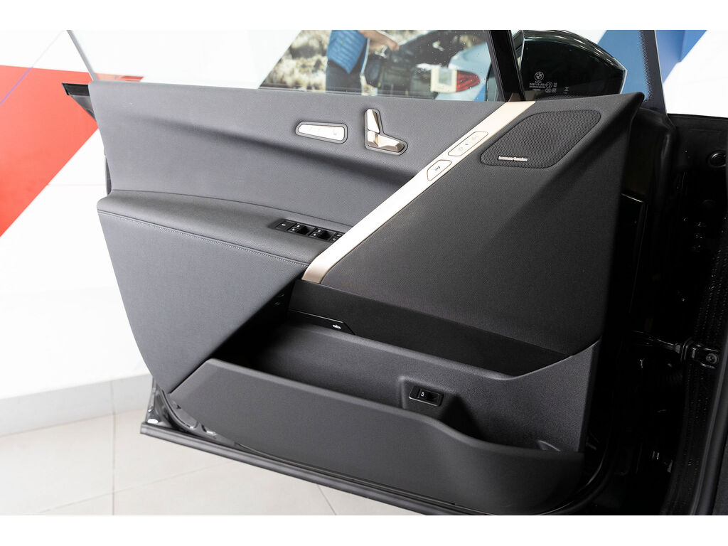 2025 BMW iX xDrive40, Vancouver, Cash