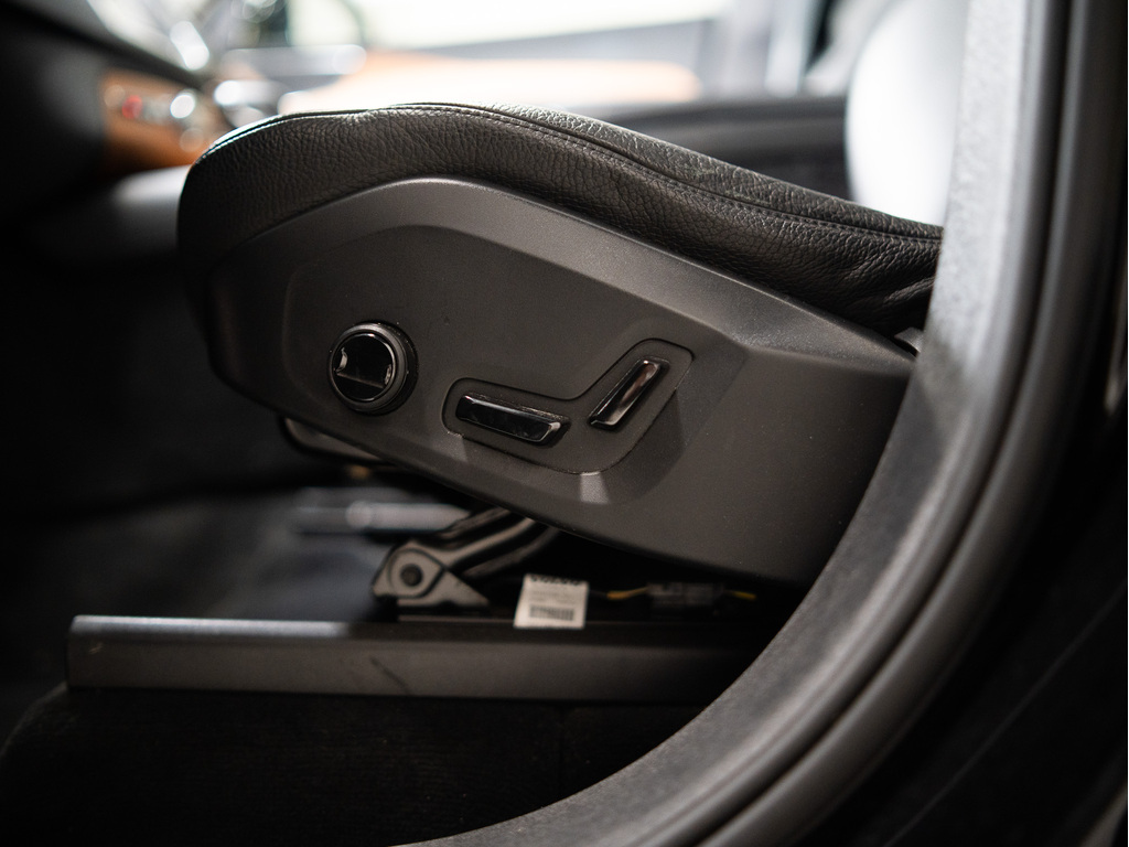 2022 Volvo XC90 T6 Momentum 7 Passenger, Toronto, Cash