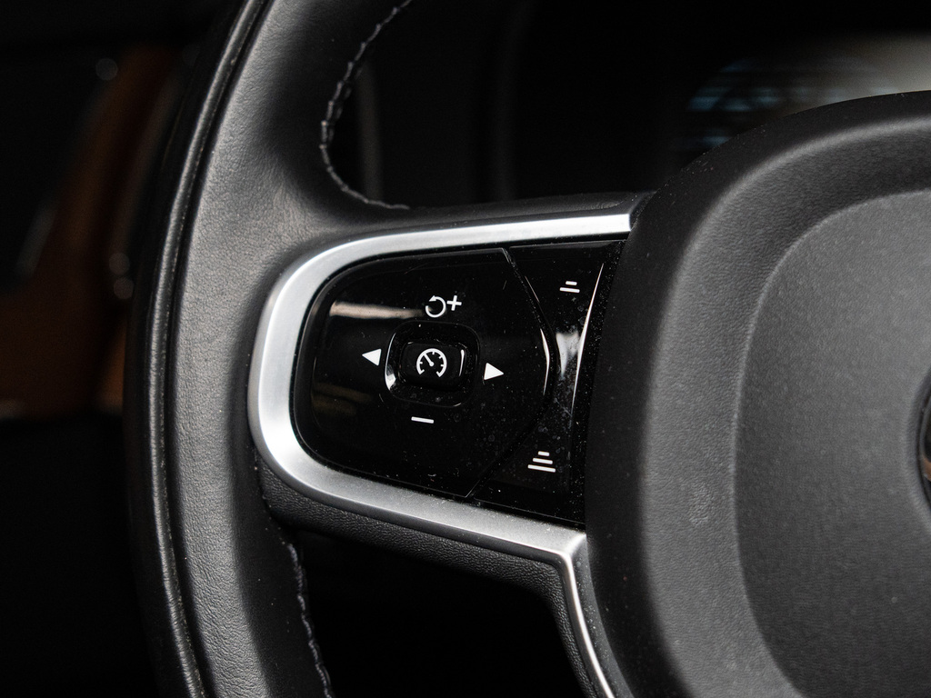 2022 Volvo XC90 T6 Momentum 7 Passenger, Toronto, Cash