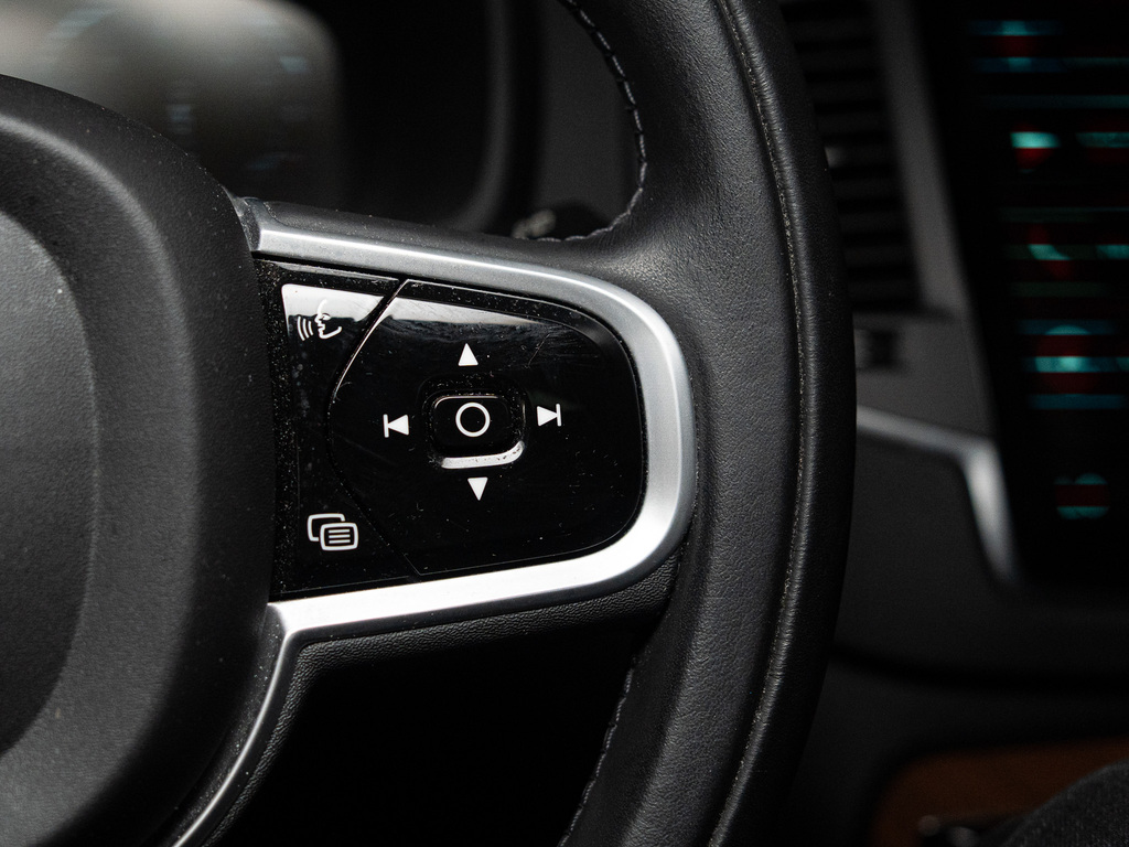 2022 Volvo XC90 T6 Momentum 7 Passenger, Toronto, Cash