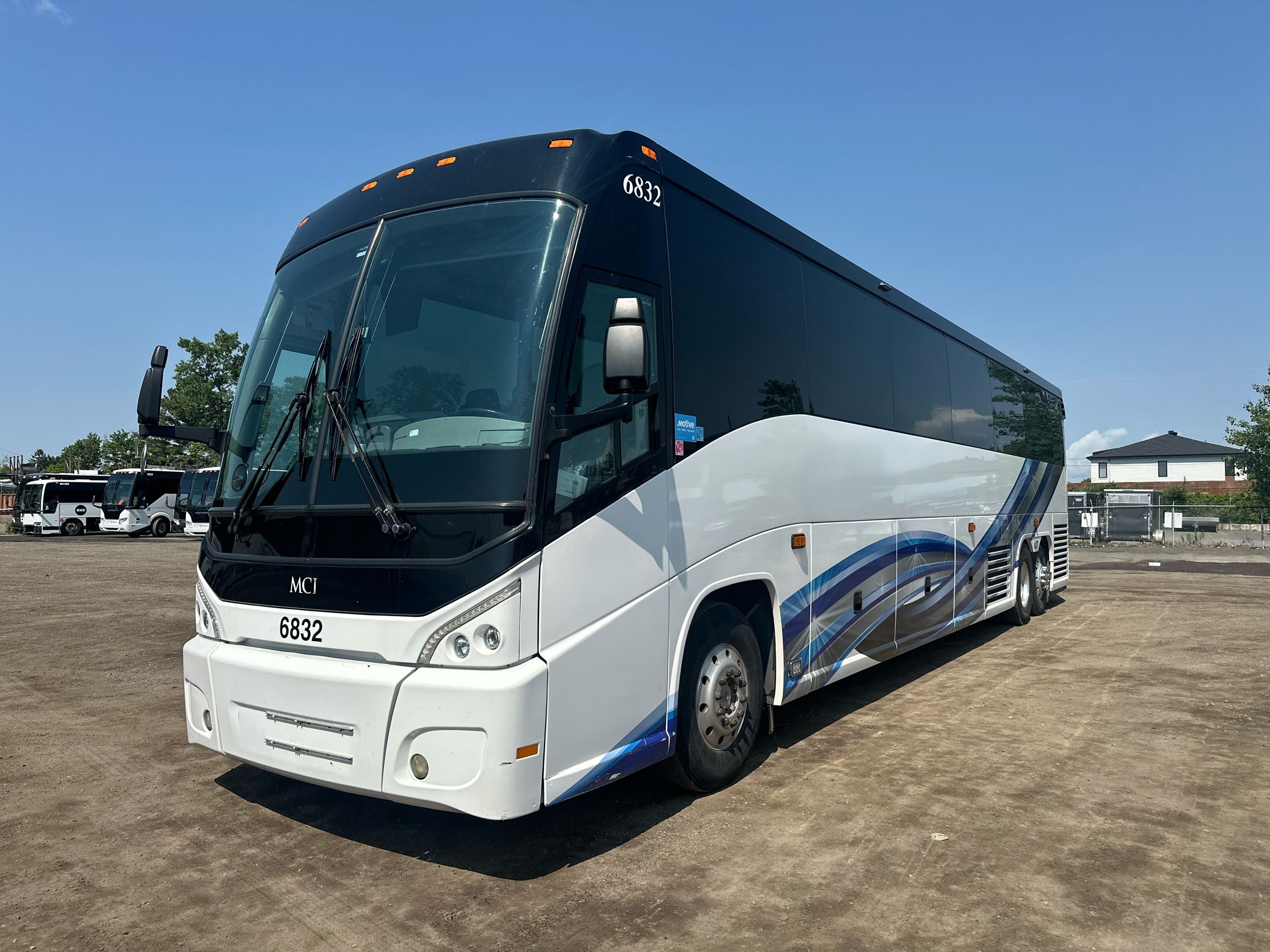 2017 MCI J-4500  IMPECCABLE MCI J-4500 2017 $ 450,000 READY TO GO 