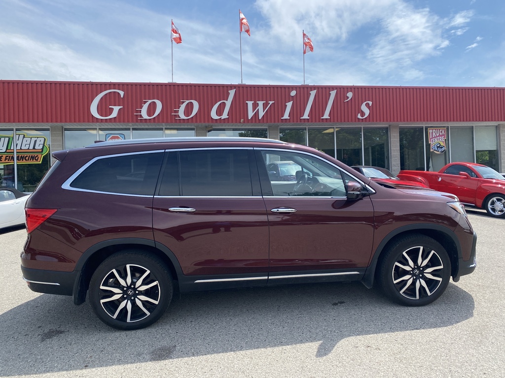 2020 Honda Pilot TOURING EDITION, 6 PASSENGER, AWD, BACK UP CAMERA!
