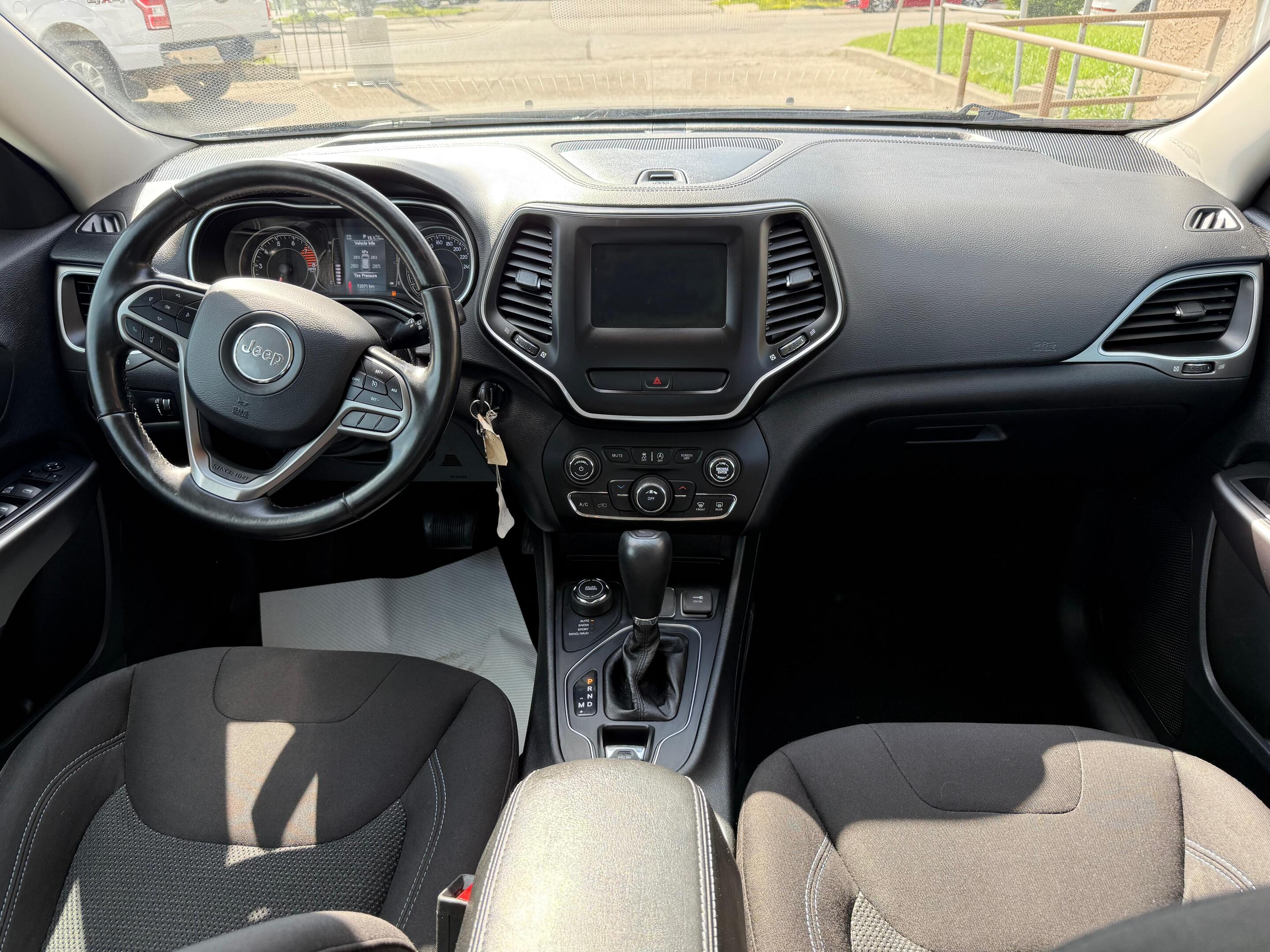 2019 Jeep Cherokee — view 11