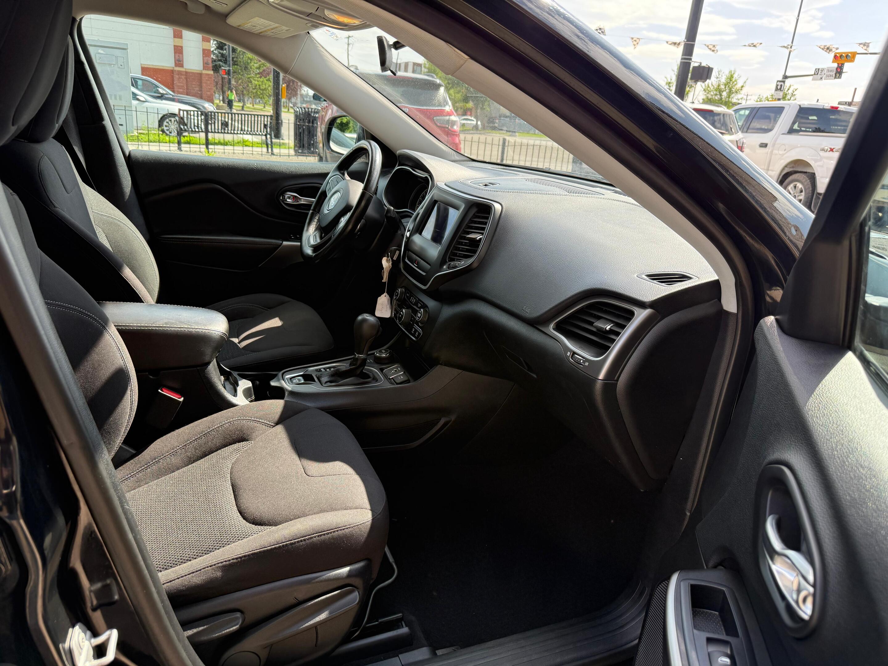 2019 Jeep Cherokee — view 9