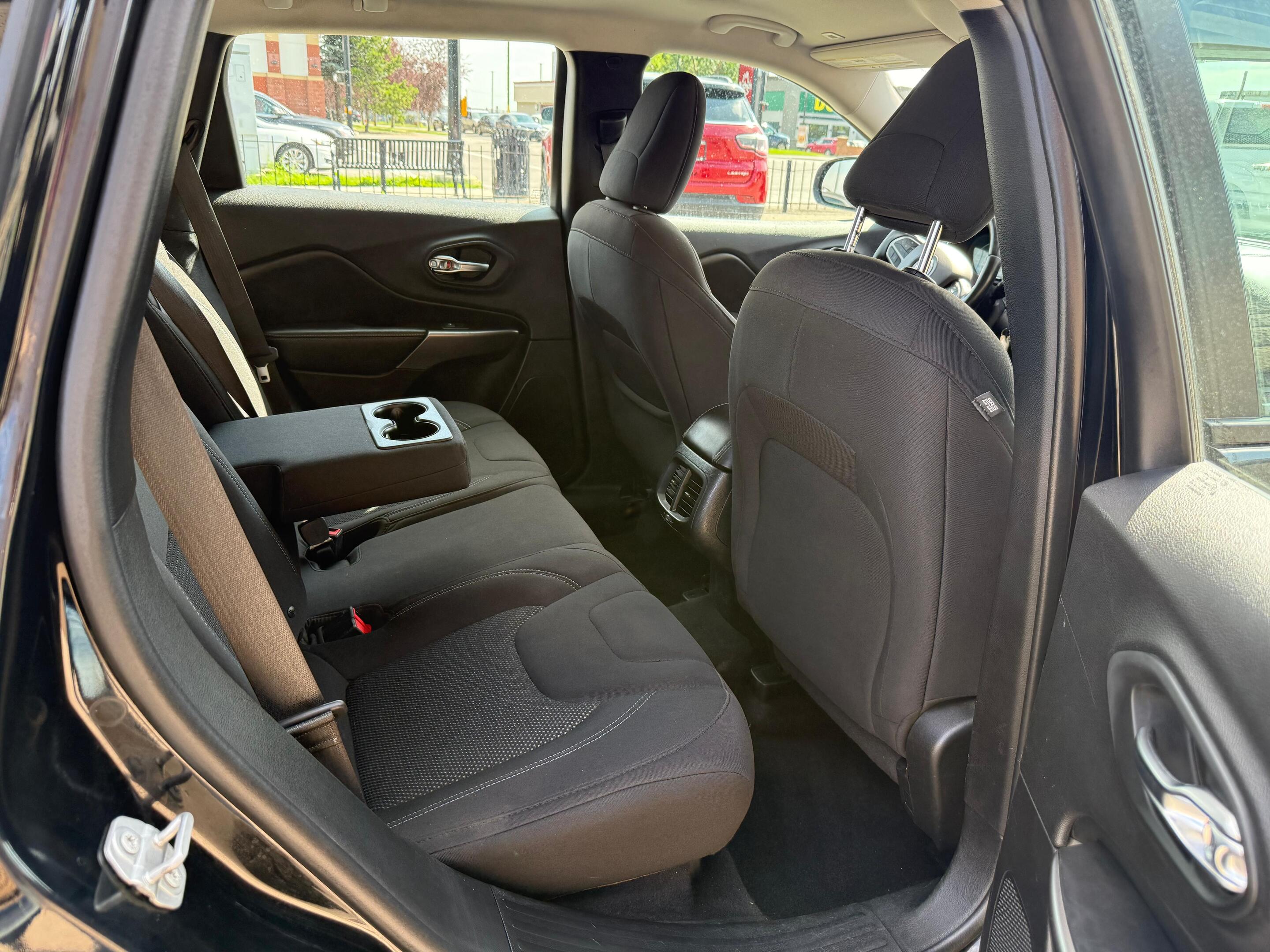 2019 Jeep Cherokee — view 10