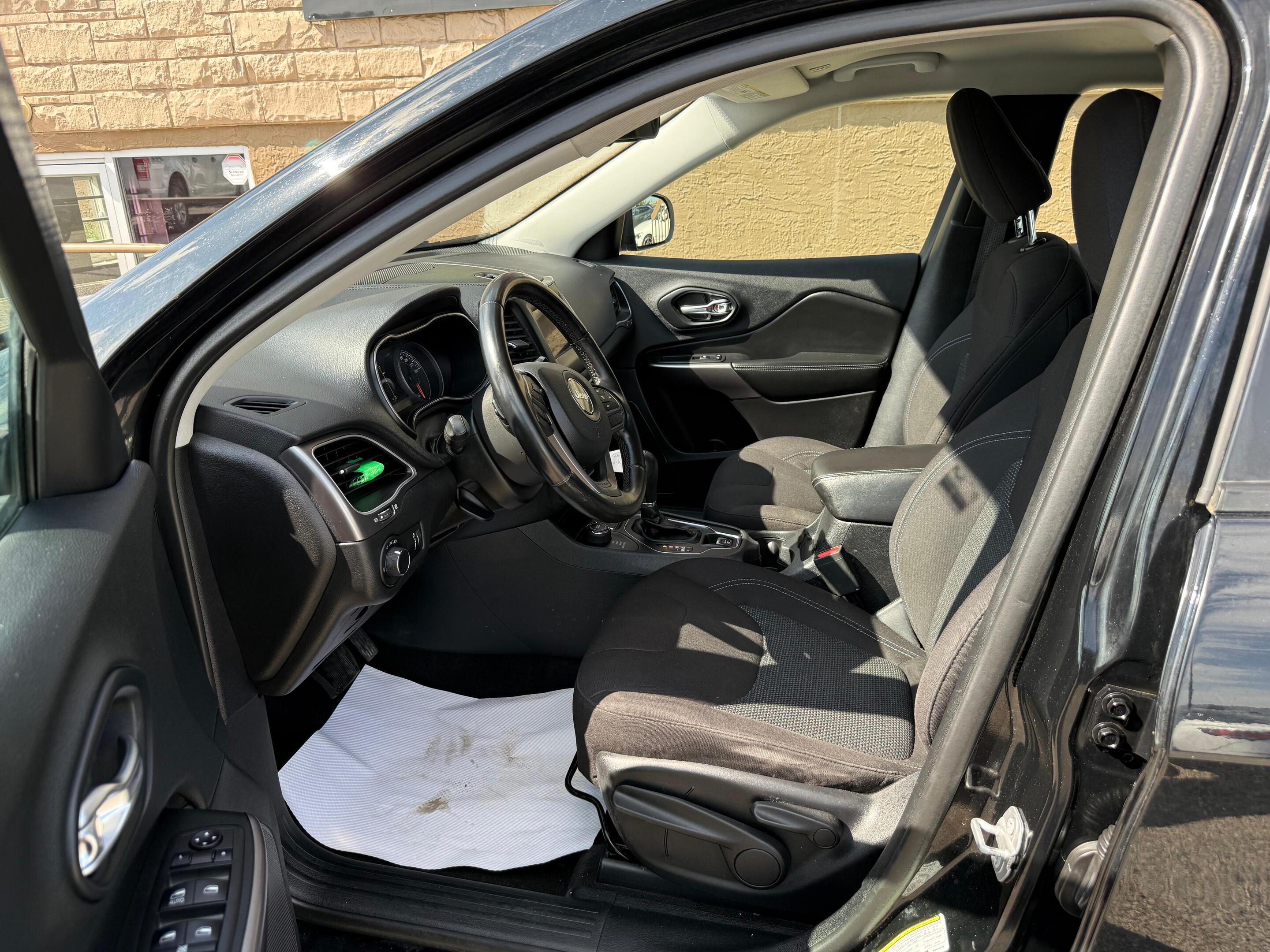 2019 Jeep Cherokee — view 8