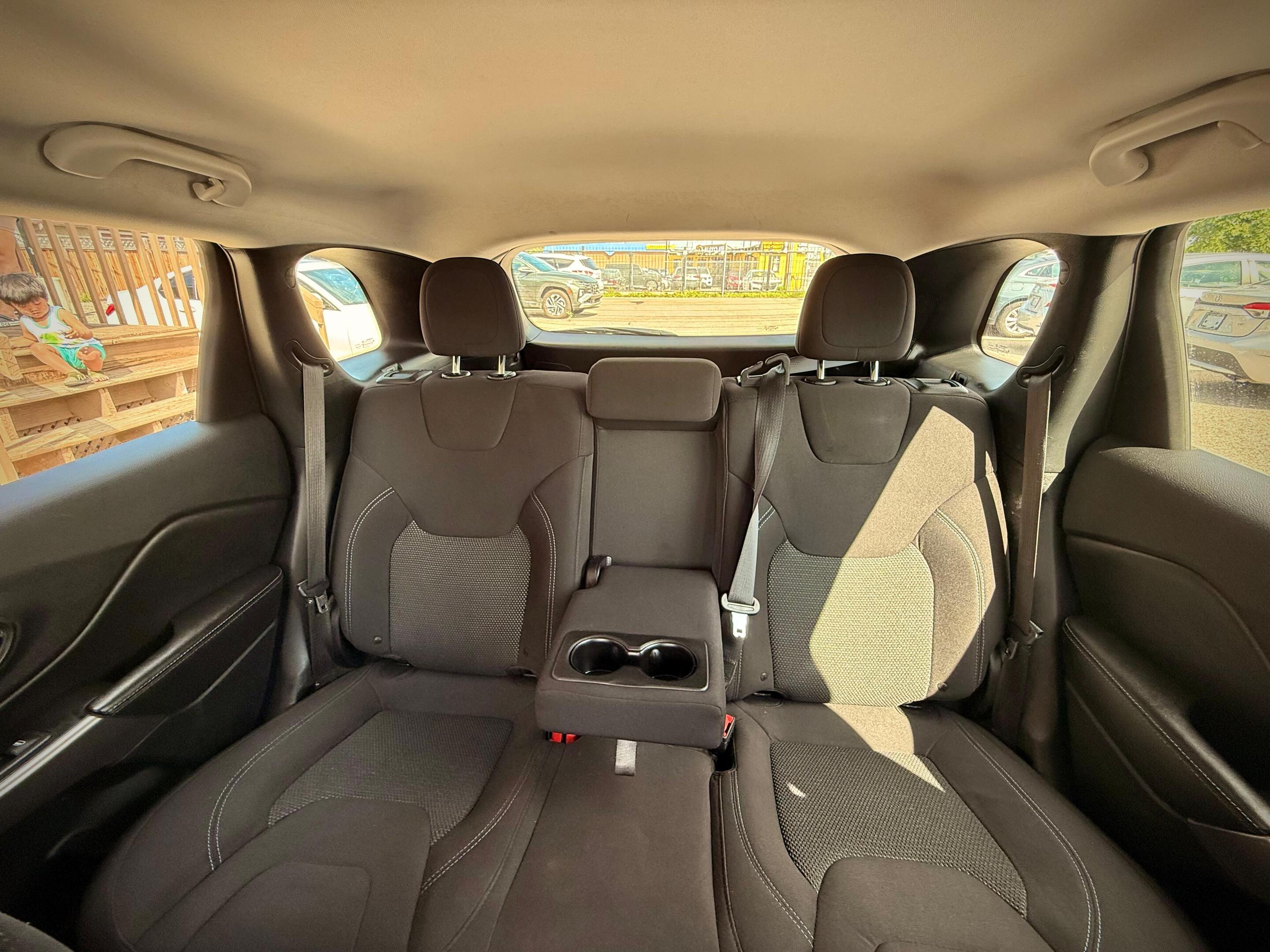 2019 Jeep Cherokee — view 12