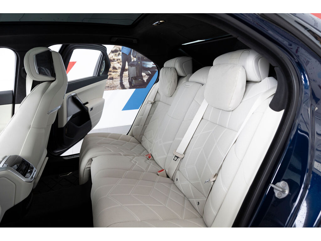 2024 BMW 760i xDrive, 温哥华, 全款车