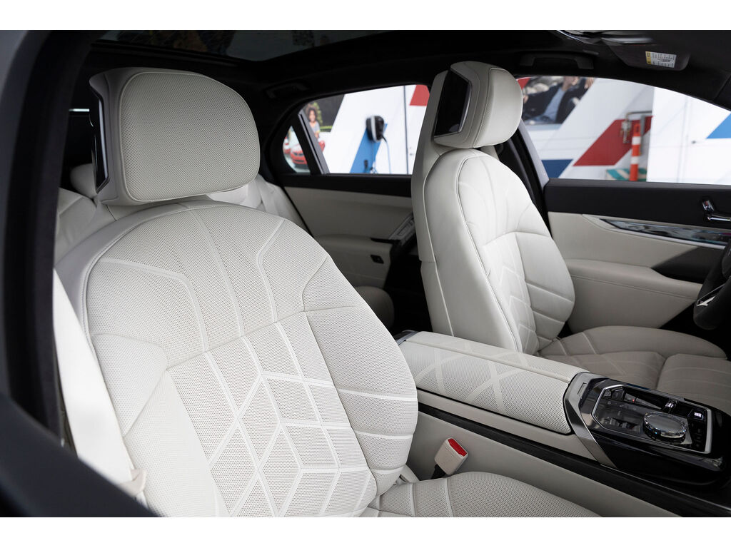 2024 BMW 760i xDrive, 温哥华, 全款车