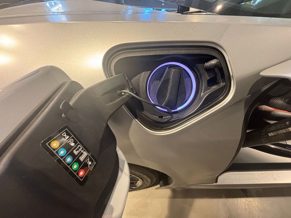 2019 BMW i8 Excellent condition!!! Rare find, accident free, Vancouver, Cash