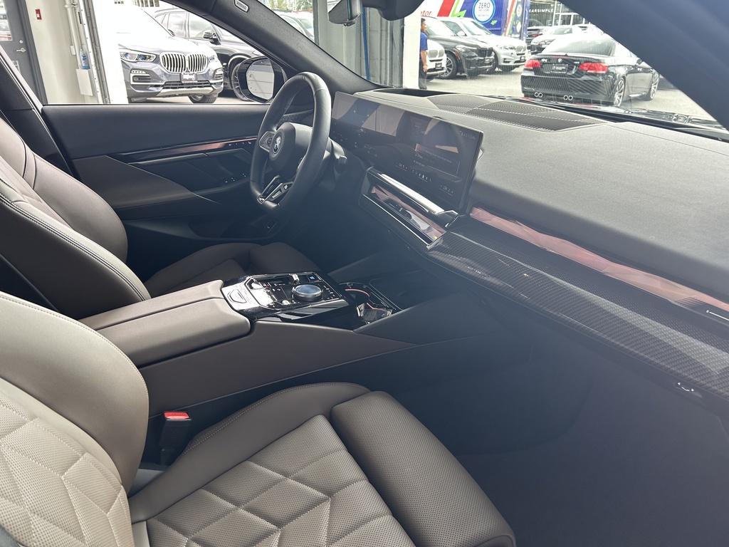 2025 BMW i5 xDrive40, 温哥华, 全款车