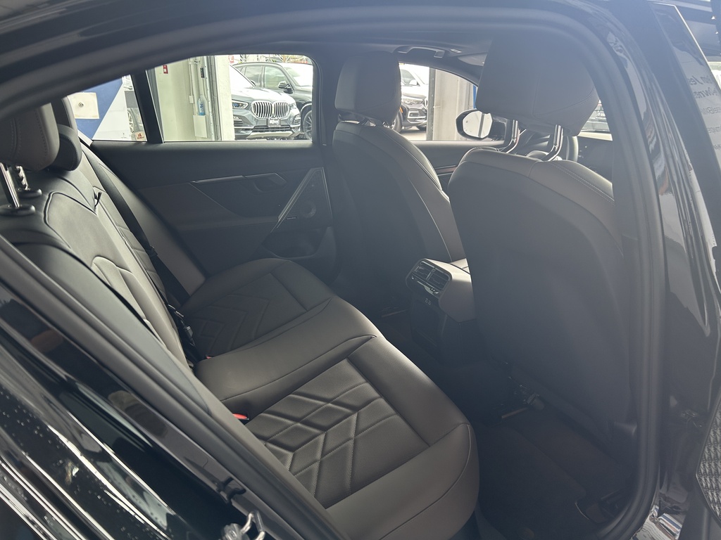 2025 BMW i5 xDrive40, 温哥华, 全款车