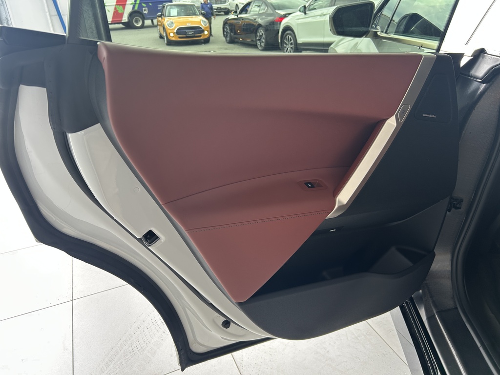 2025 BMW iX xDrive50, 温哥华, 全款车