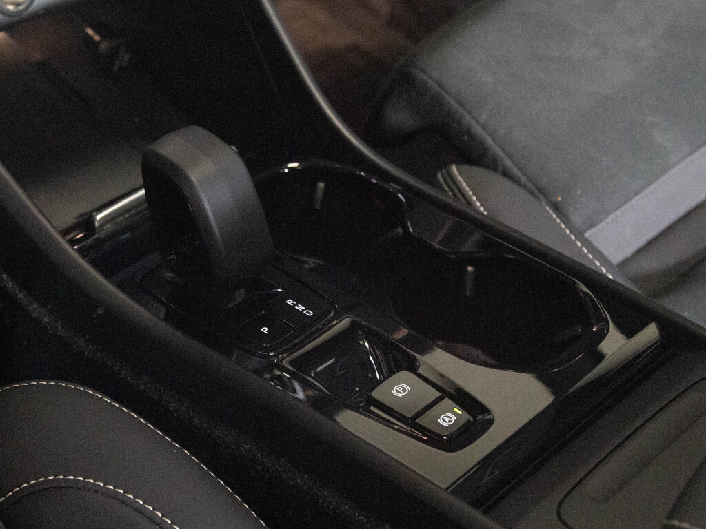 2023 Volvo XC40 B5 Ultimate Dark Theme, 多伦多, 全款车
