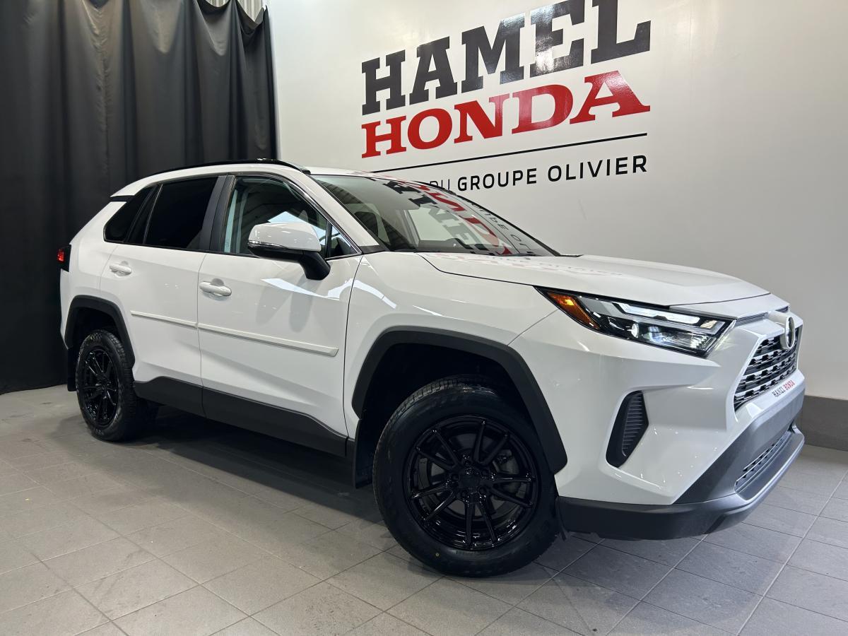 2022 Toyota RAV4 XLE AWD Carplay Andoid auto Toit ouvrant Mags Vola