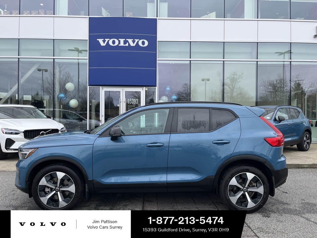 2025 Volvo XC40 B5 AWD Plus Dark Theme
