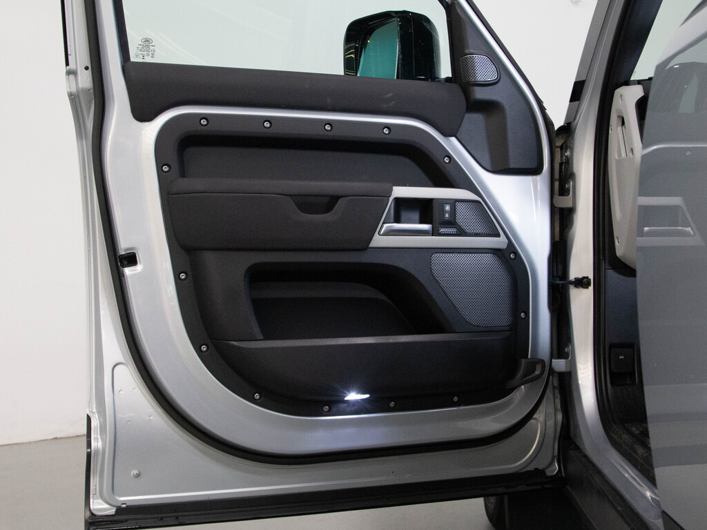 2023 Land Rover Defender 110 SE, Toronto, Cash