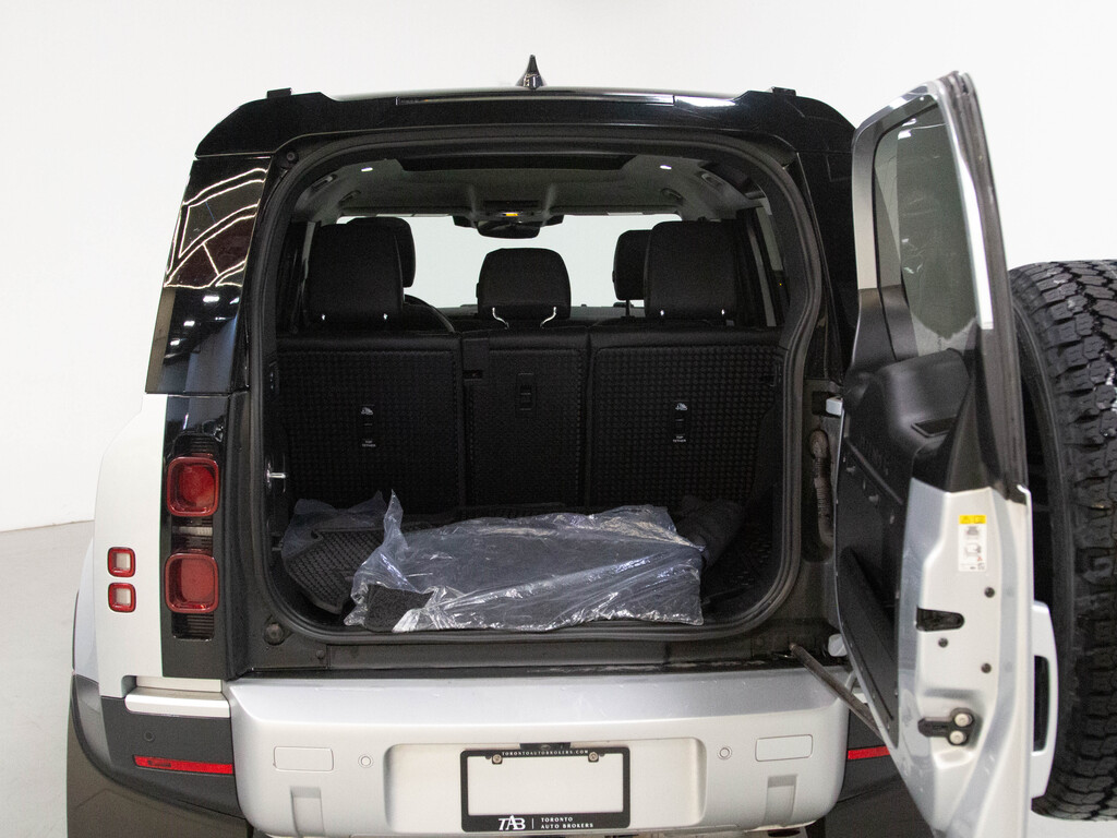 2023 Land Rover Defender 110 SE, Toronto, Cash