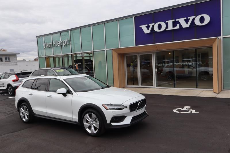 2025 Volvo V60 Cross Country