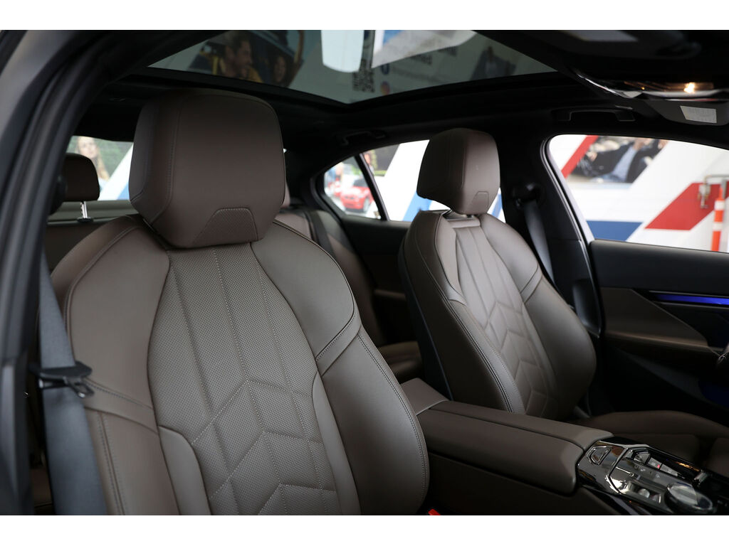 2025 BMW i5 xDrive40, 温哥华, 全款车