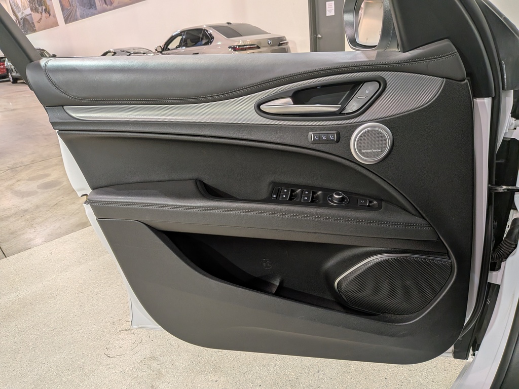 Alfa Romeo Stelvio 2023