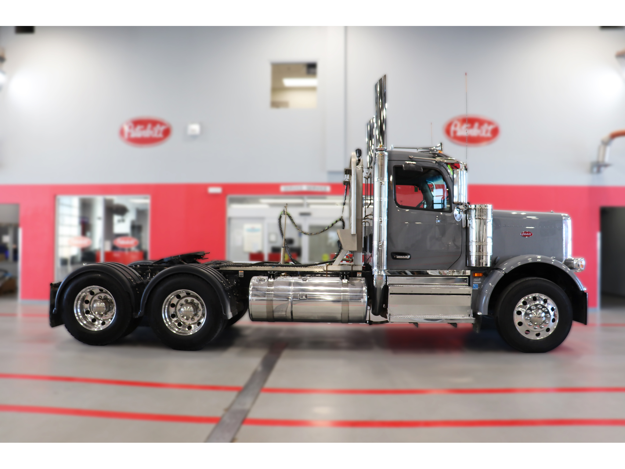 2025 Peterbilt 589 Daycab