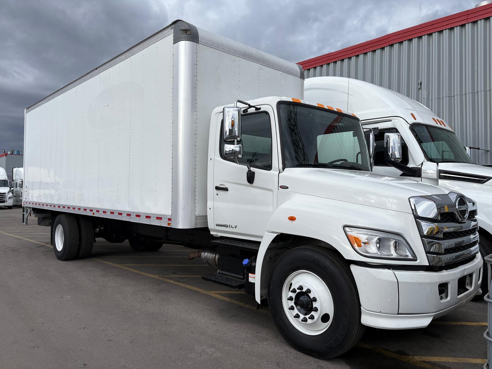 2023 Hino L-7 26 FT DRY VAN BOX W/3,300 LB LIFT GATE