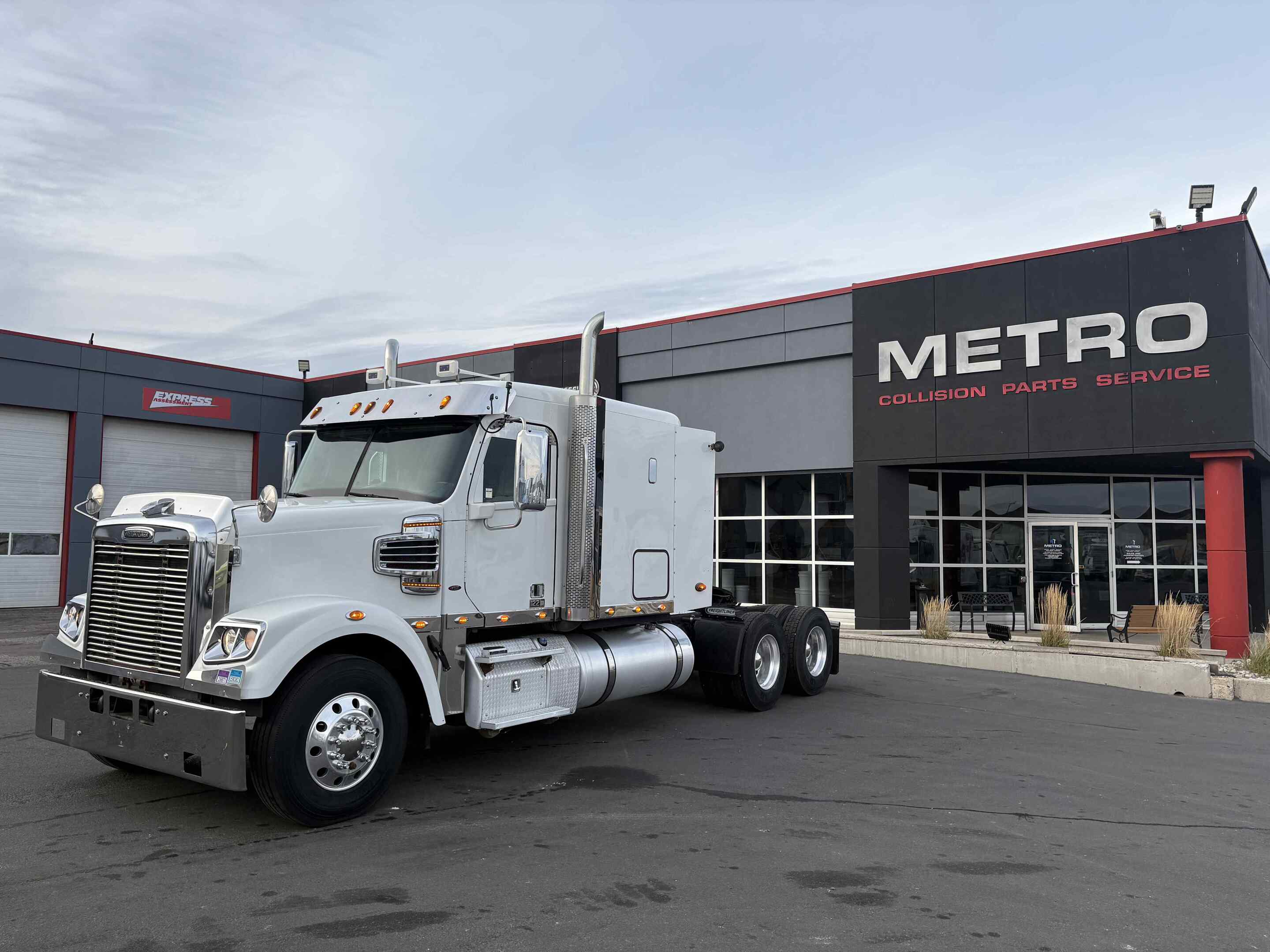 2015 Freightliner 122SD engine replaced at 964,796 km