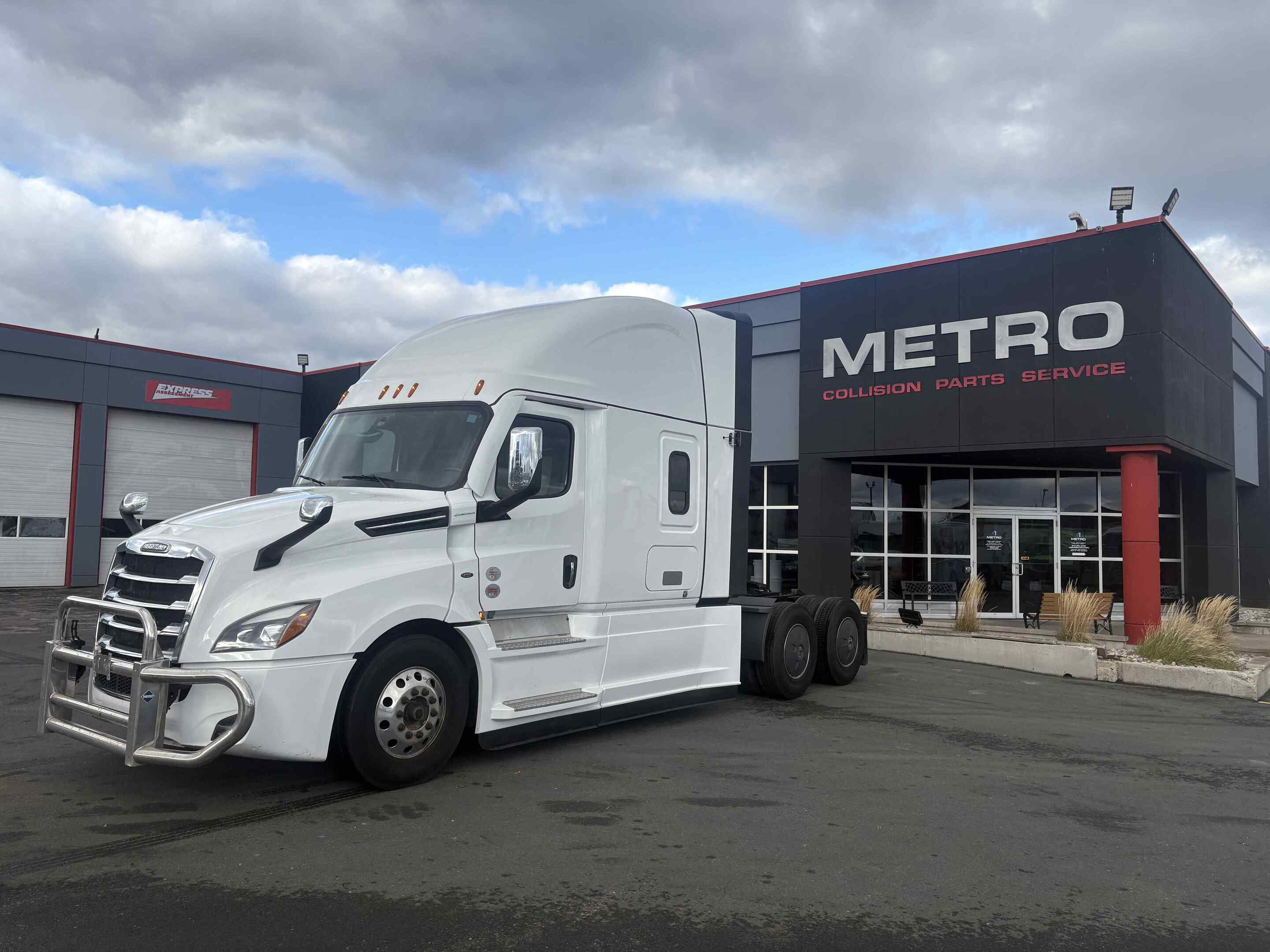 2025 Freightliner Cascadia ParkSmart, Warranty until 2032, call for details.