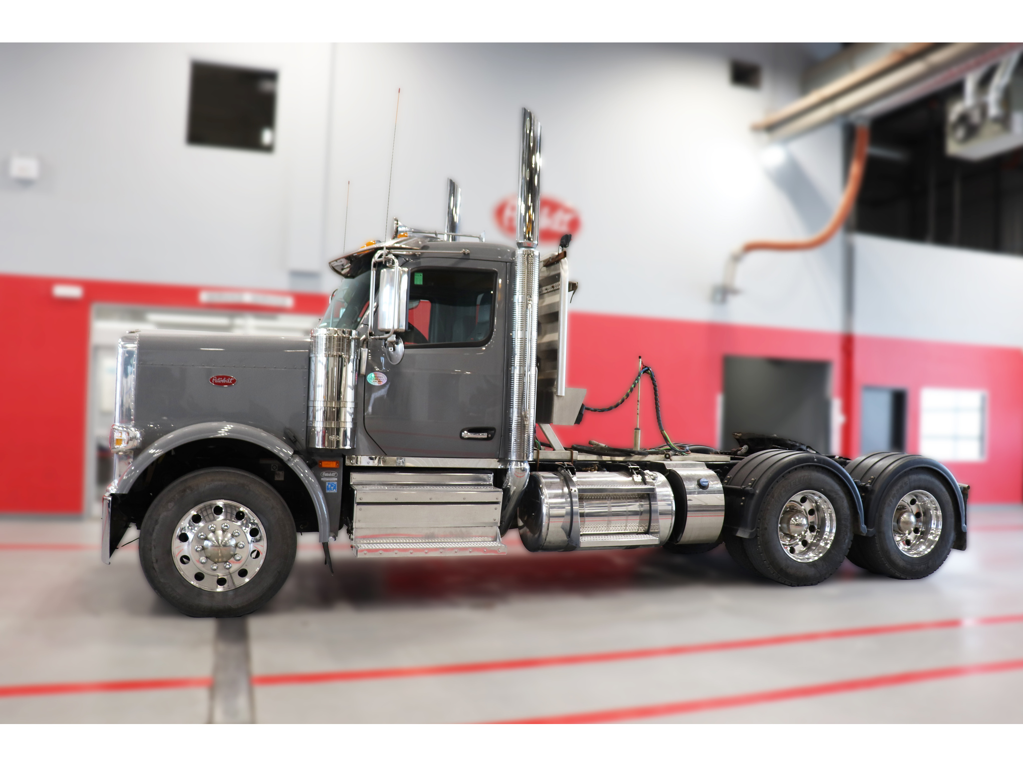 2025 Peterbilt 589 Daycab