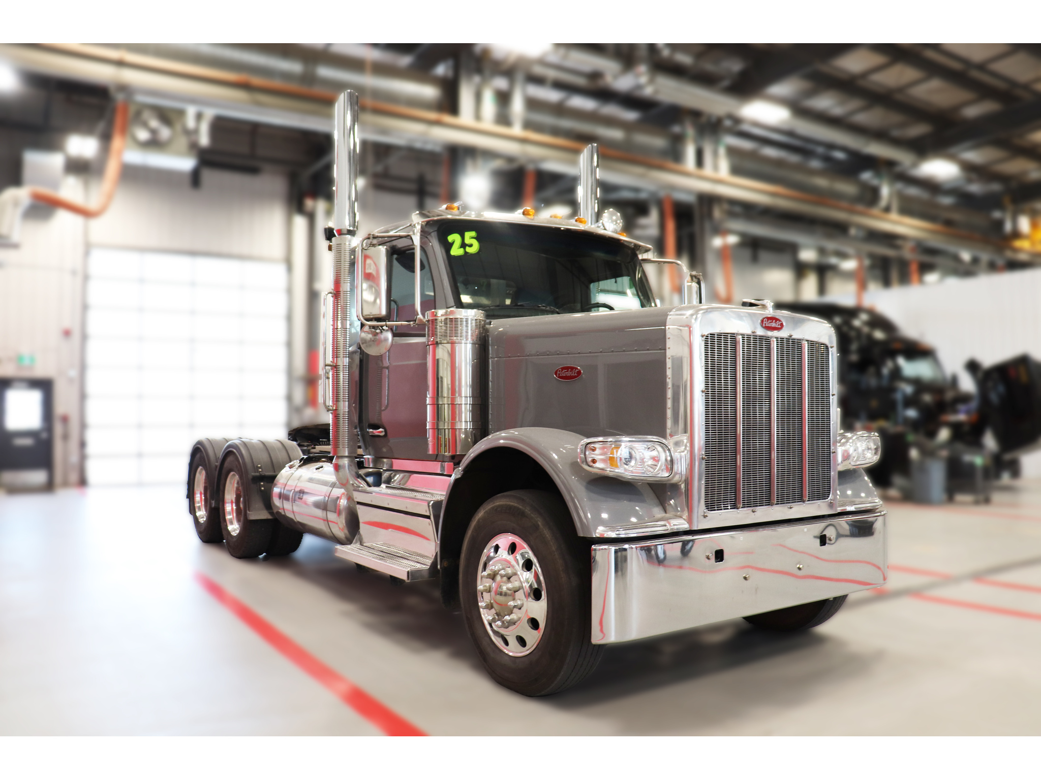 2025 Peterbilt 589 Daycab
