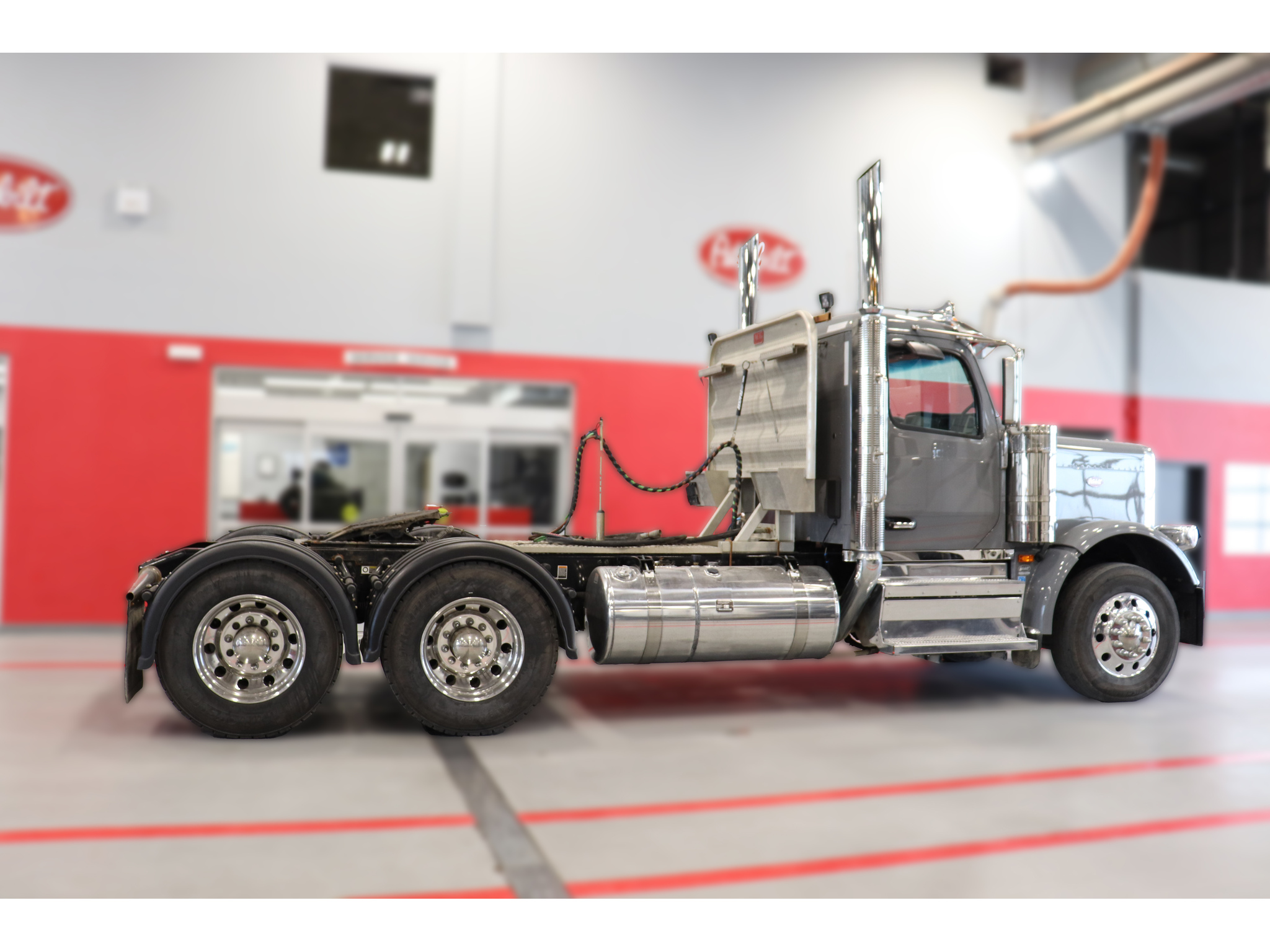 2025 Peterbilt 589 Daycab
