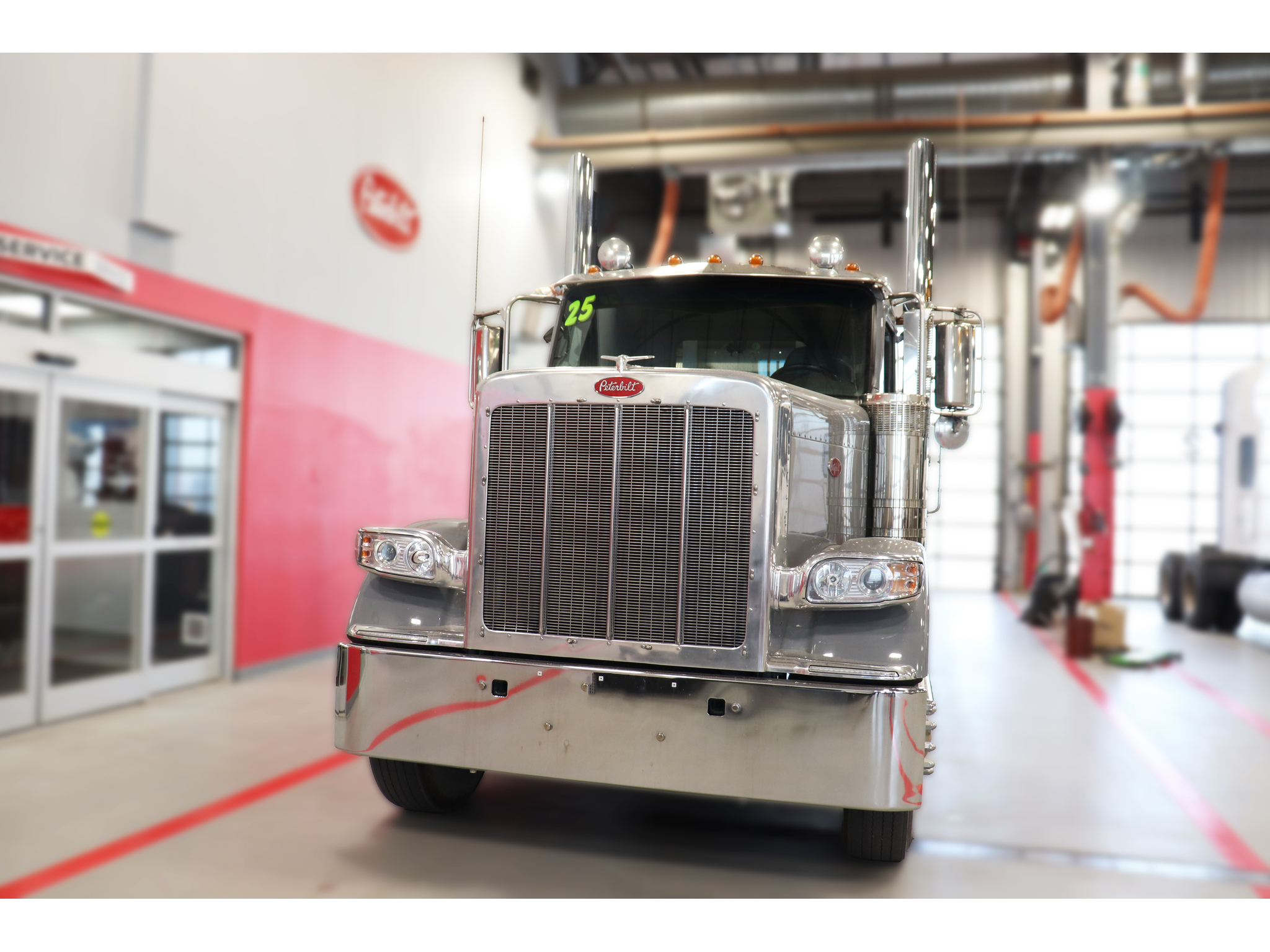 2025 Peterbilt 589 Daycab