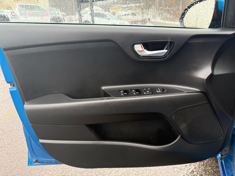 2021 Kia Rio 5-Door - Gallery image 10