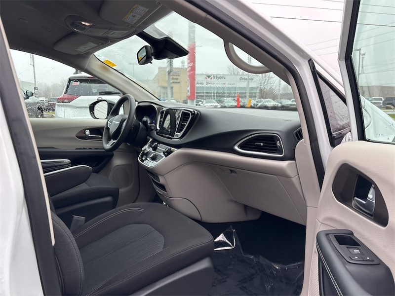 2024 Chrysler Grand Caravan - Gallery image 16