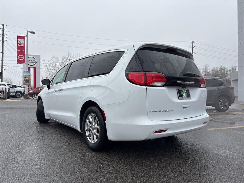 2024 Chrysler Grand Caravan - Gallery image 2