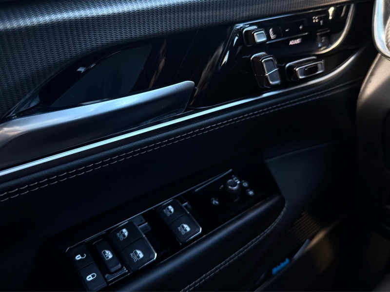 2023 Jeep Grand Wagoneer - Gallery image 12