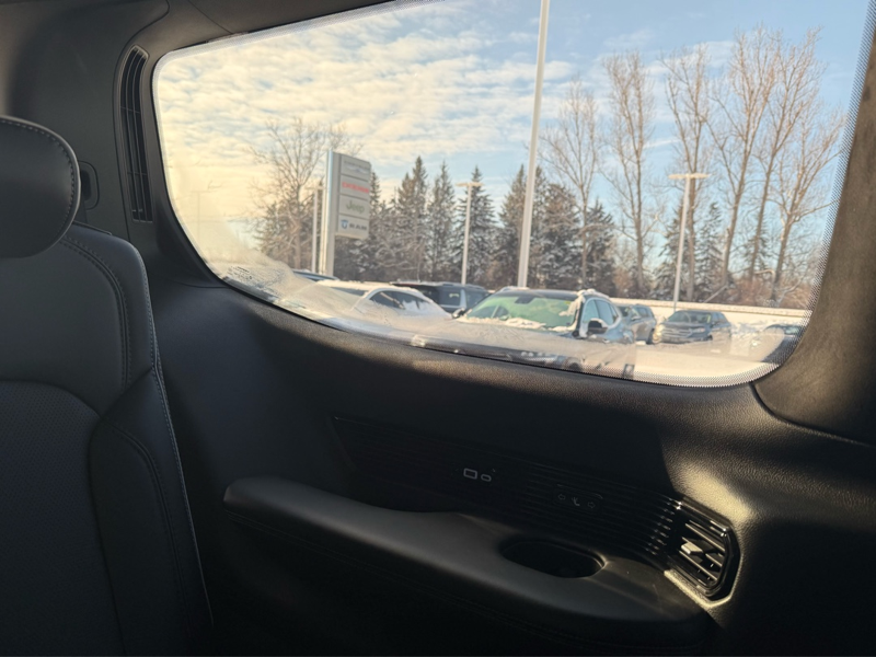 2023 Jeep Grand Wagoneer - Gallery image 38