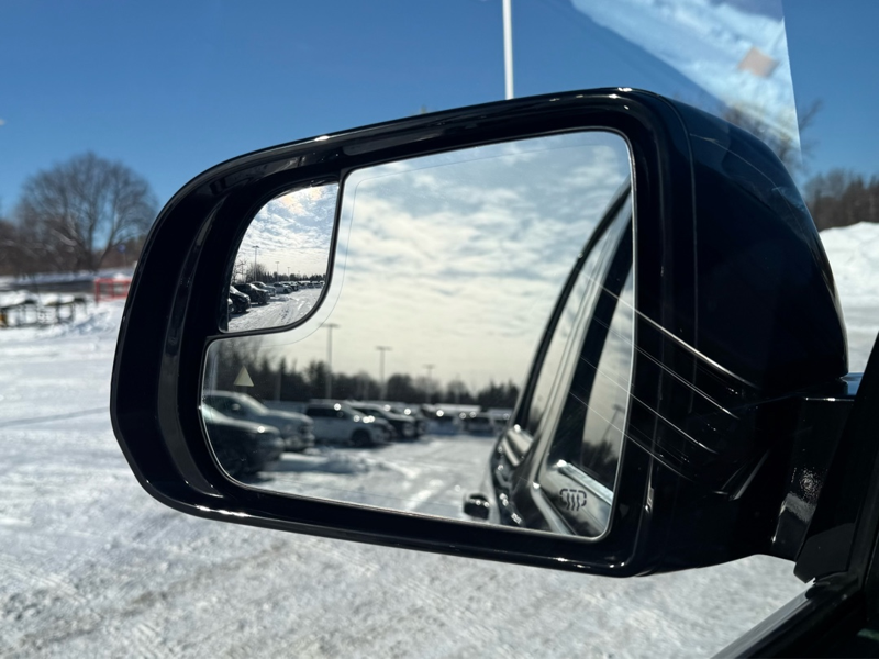 2023 Jeep Grand Wagoneer - Gallery image 11