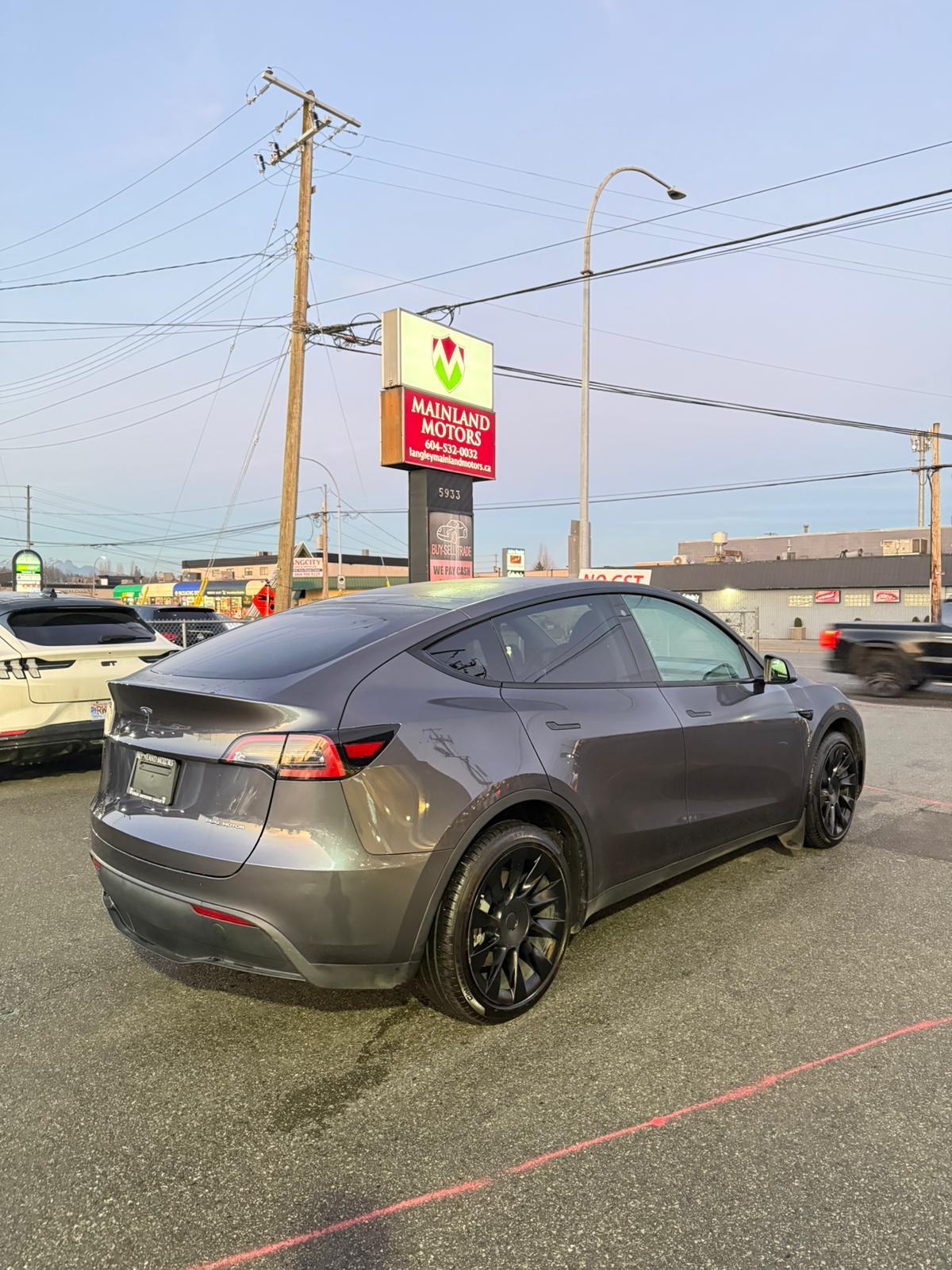 2023 Tesla Model Y — view 5