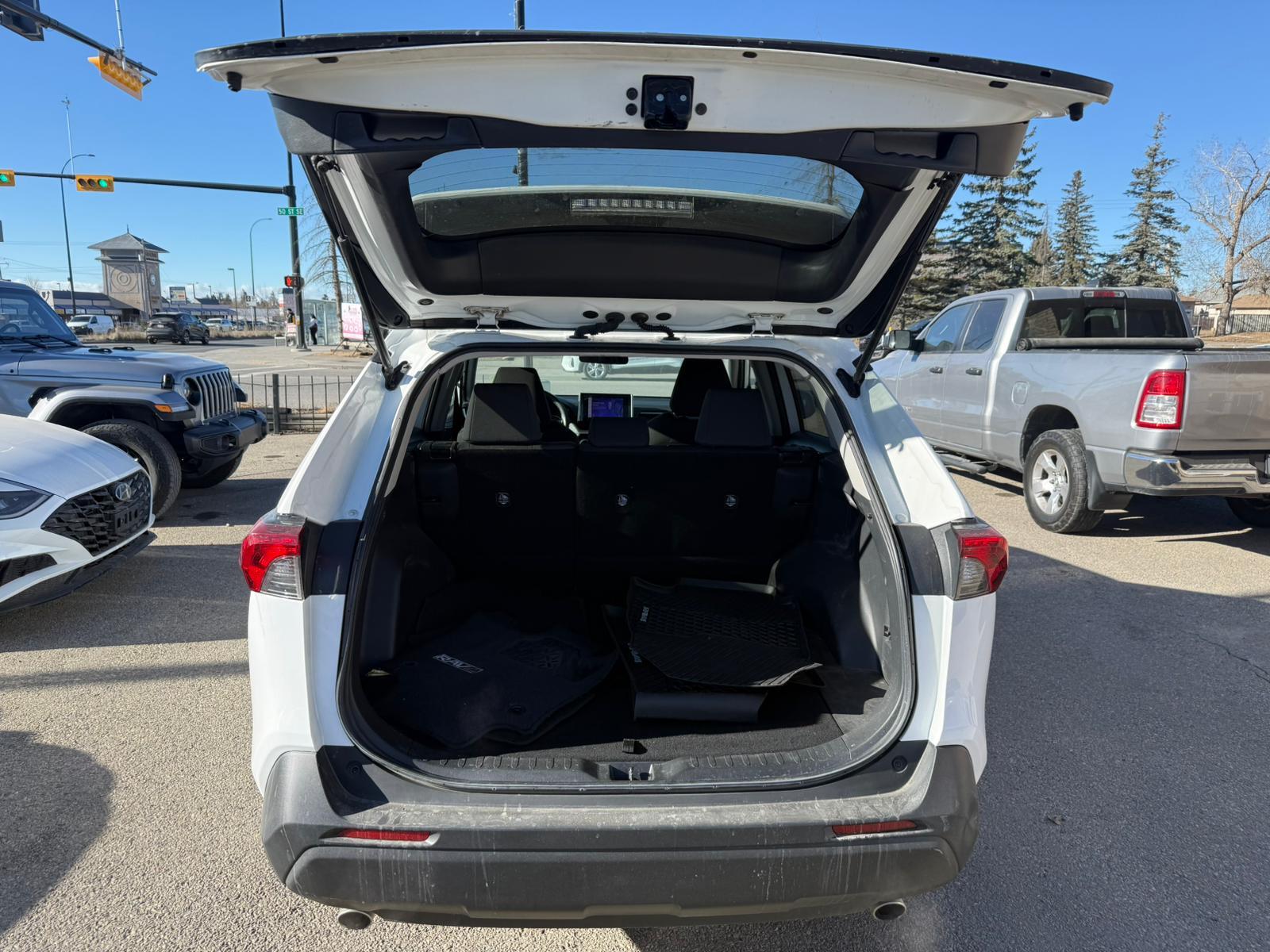 2023 Toyota RAV4 — view 7